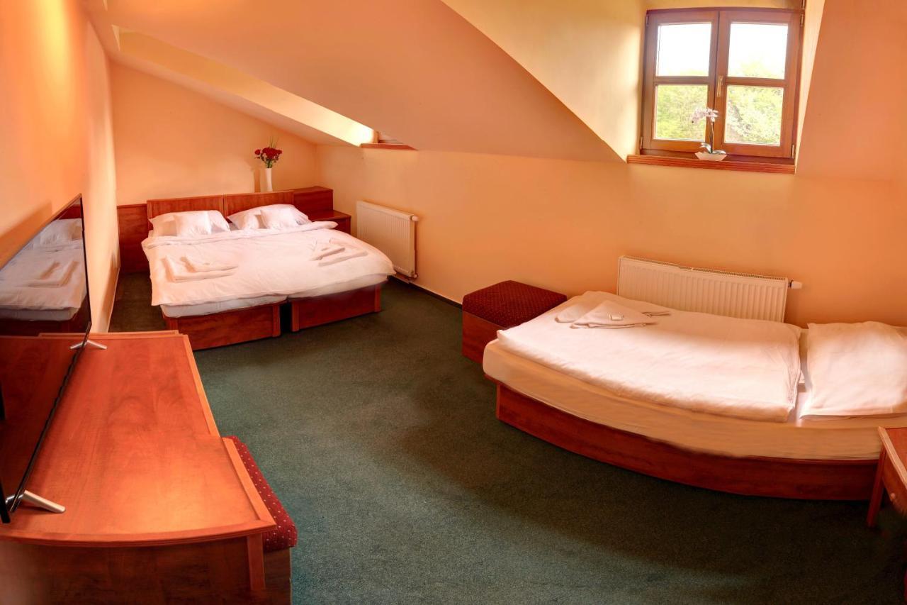 Stirinska Stodola U Prahy Hotel Kamenice Bagian luar foto
