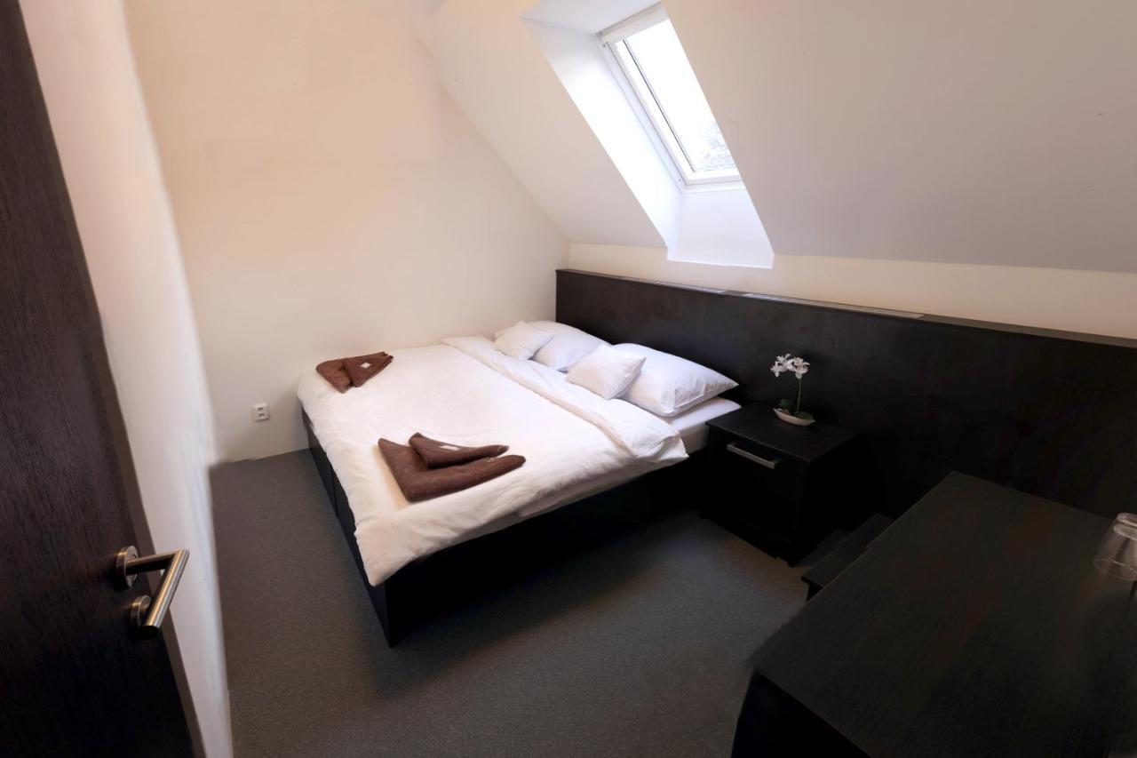 Stirinska Stodola U Prahy Hotel Kamenice Bagian luar foto