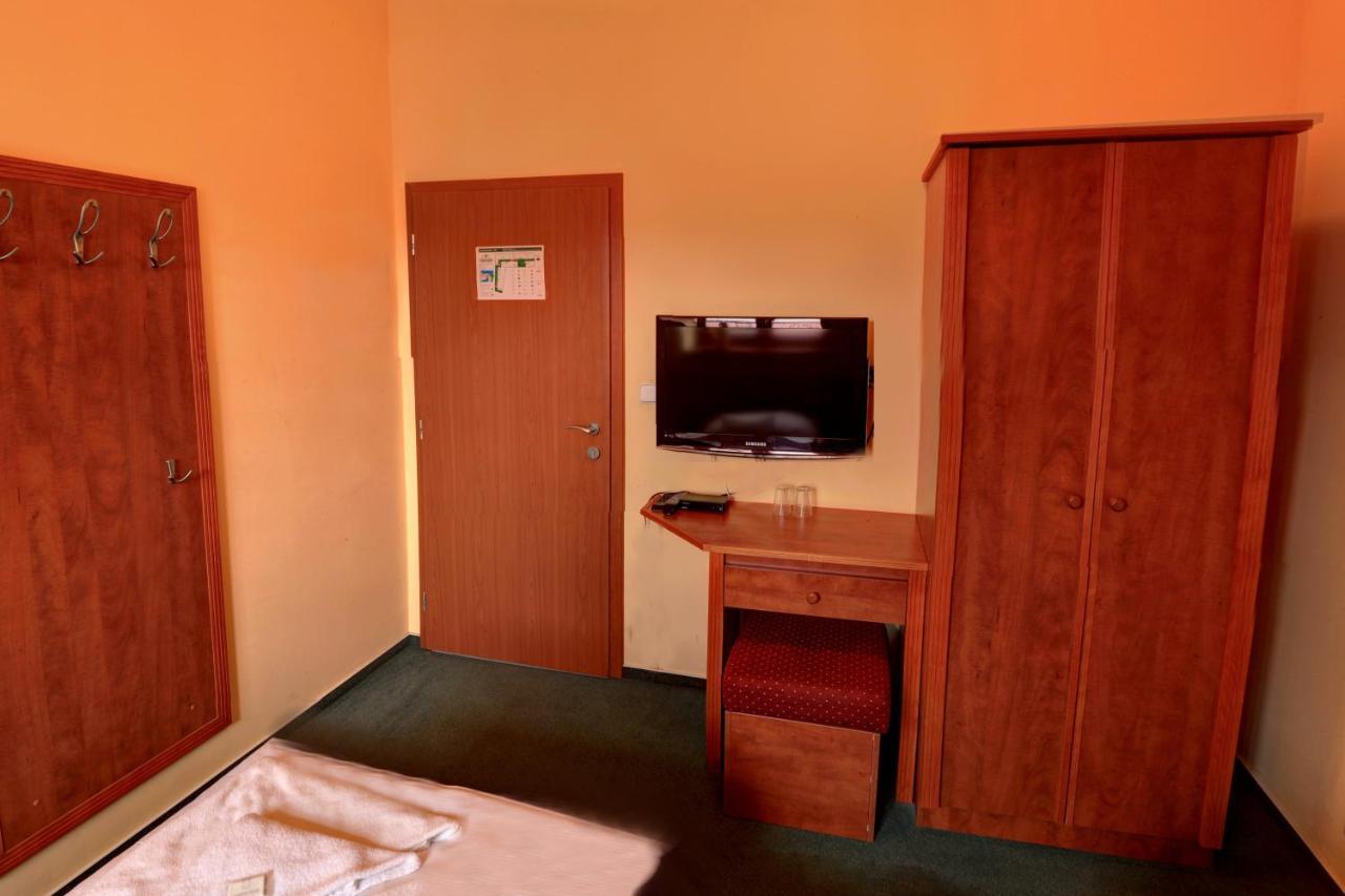 Stirinska Stodola U Prahy Hotel Kamenice Bagian luar foto