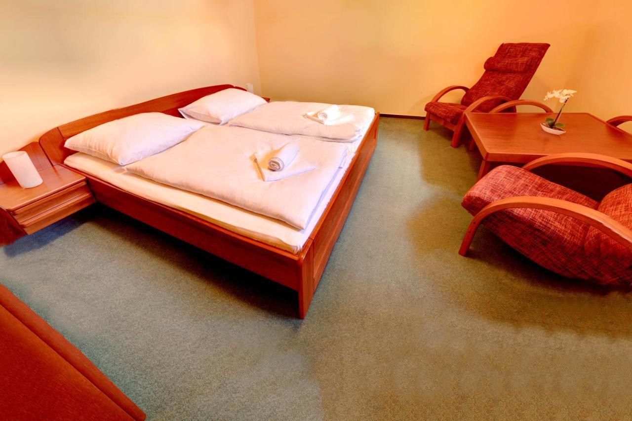 Stirinska Stodola U Prahy Hotel Kamenice Bagian luar foto
