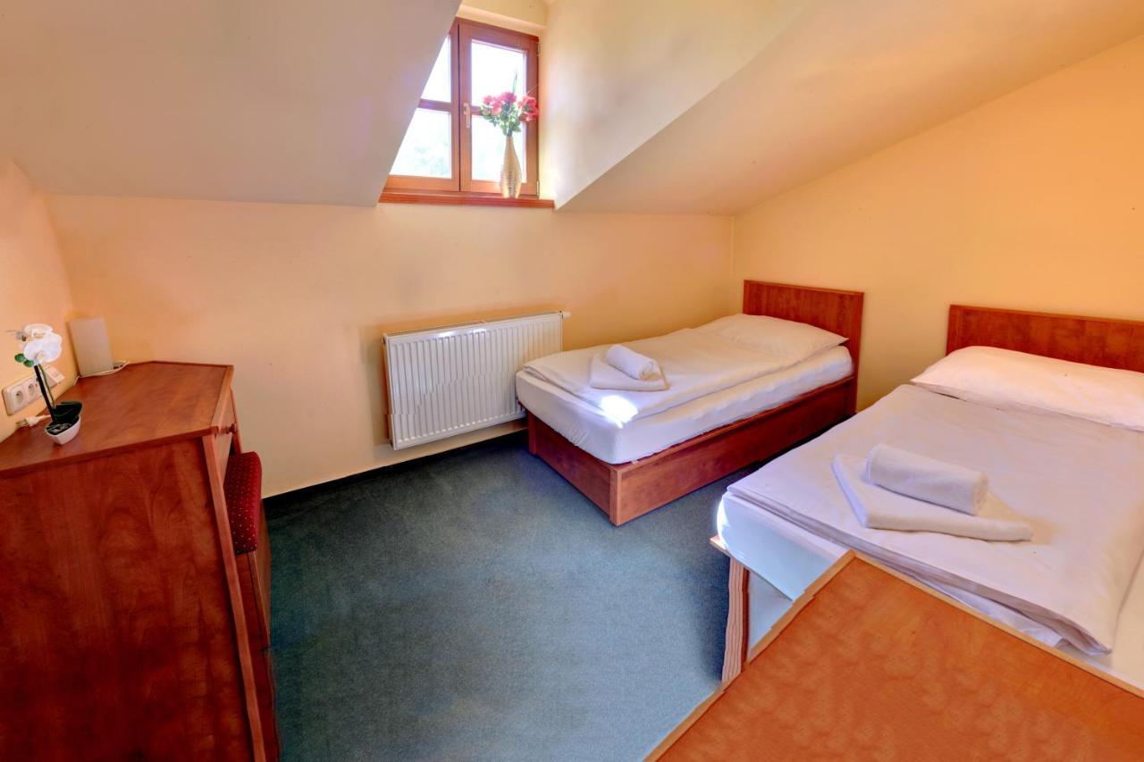 Stirinska Stodola U Prahy Hotel Kamenice Bagian luar foto