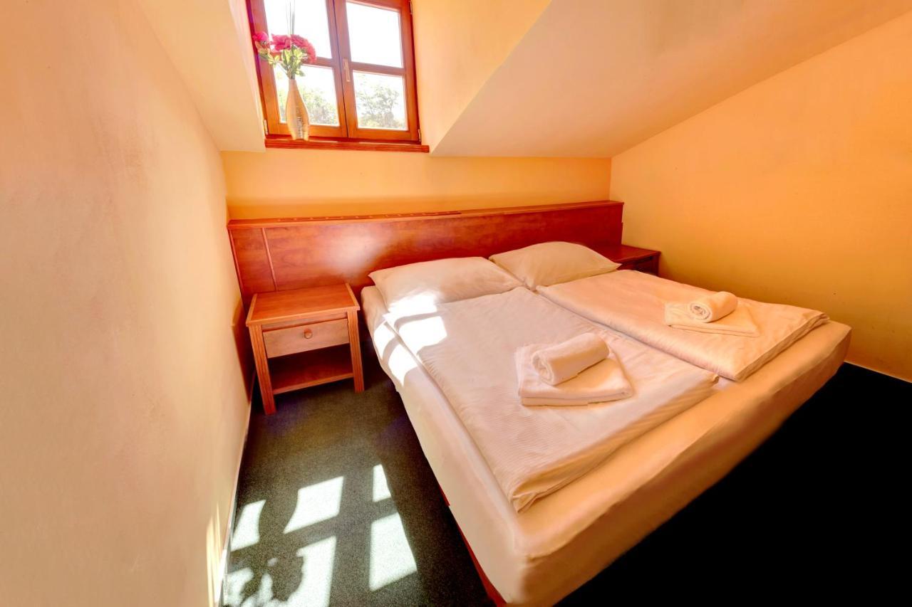 Stirinska Stodola U Prahy Hotel Kamenice Bagian luar foto