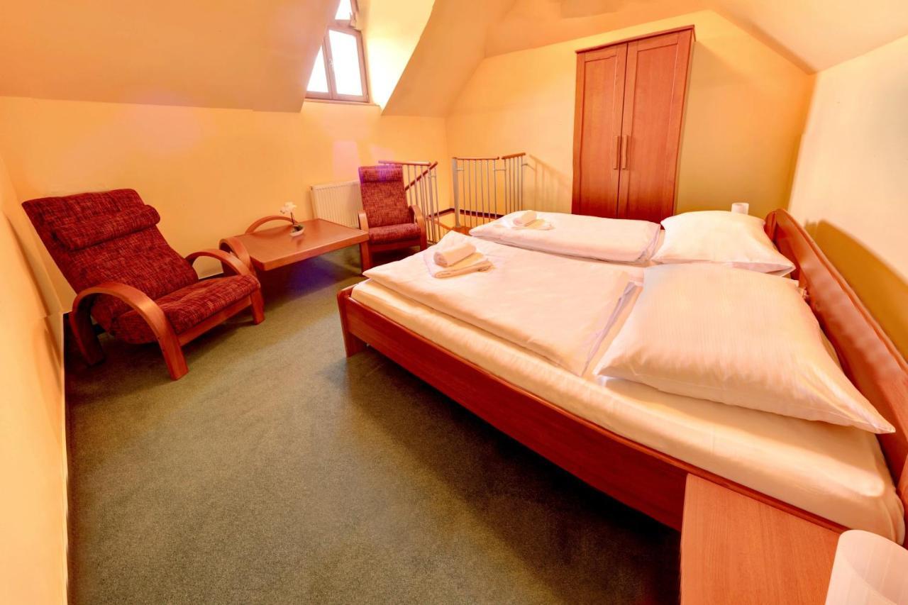 Stirinska Stodola U Prahy Hotel Kamenice Bagian luar foto